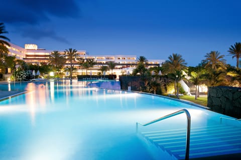 4 outdoor pools, open 10:00 AM to 6:00 PM, pool umbrellas, sun loungers