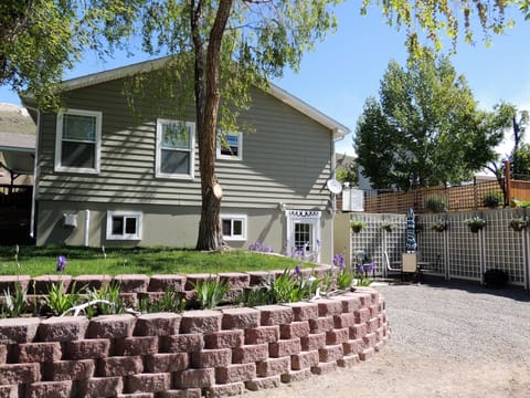 3 Lazy H Yellowstone Lodging entrance