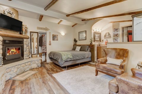 Cozy space with wood fireplace, smart TV and places to sit/lay 