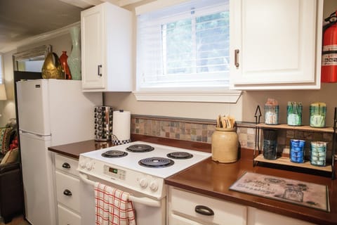 Fully equipped, adorable kitchen. Keurig w/coffee, tea, snacks & fruit.