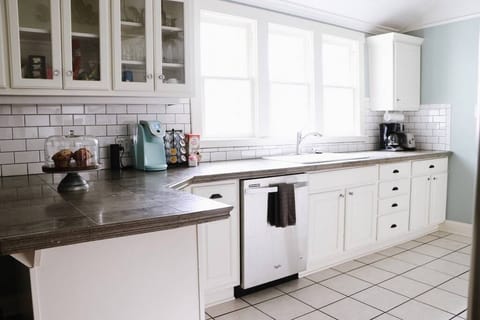 Kitchen w/ sink, dishwasher, coffee maker