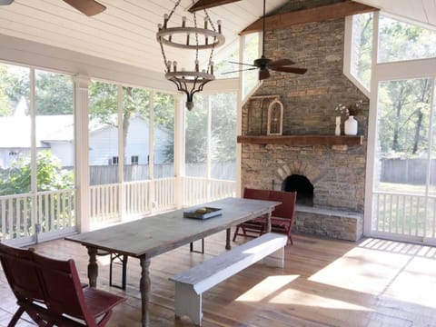 550 sq ft screened in porch w/ 10' table w/ chairs/bench
