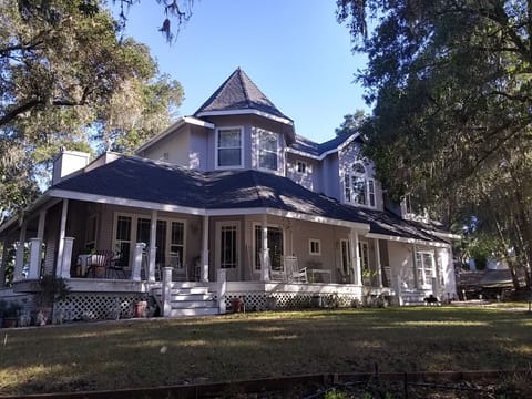 Victorian hilltop getaway, privacy w/ charm in Central Coast's wine country