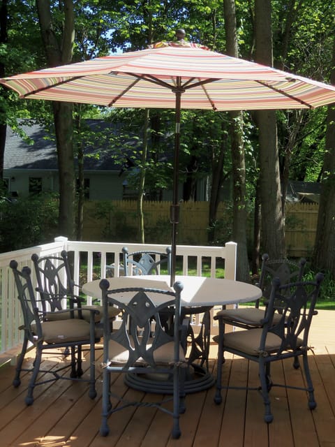 Outdoor dining; a must on vacation! Natural gas grill also included!