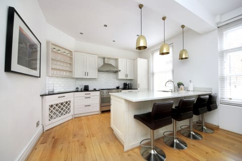Kitchen and breakfast bar