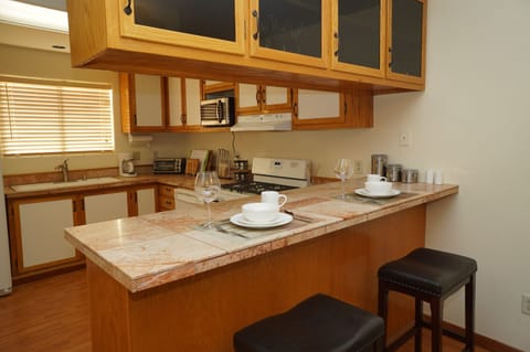 Breakfast/Wine Bar – served right up at the kitchen!