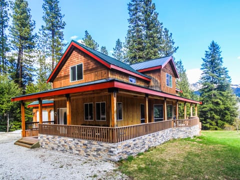 Modern cabin in the middle of great recreation area