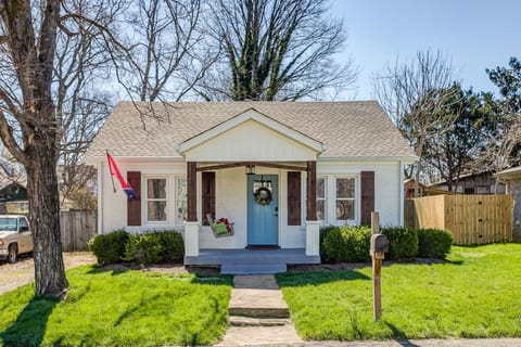 Can we say "Curb Appeal"..Your home away from home. Sit and stay a while. Enjoy!