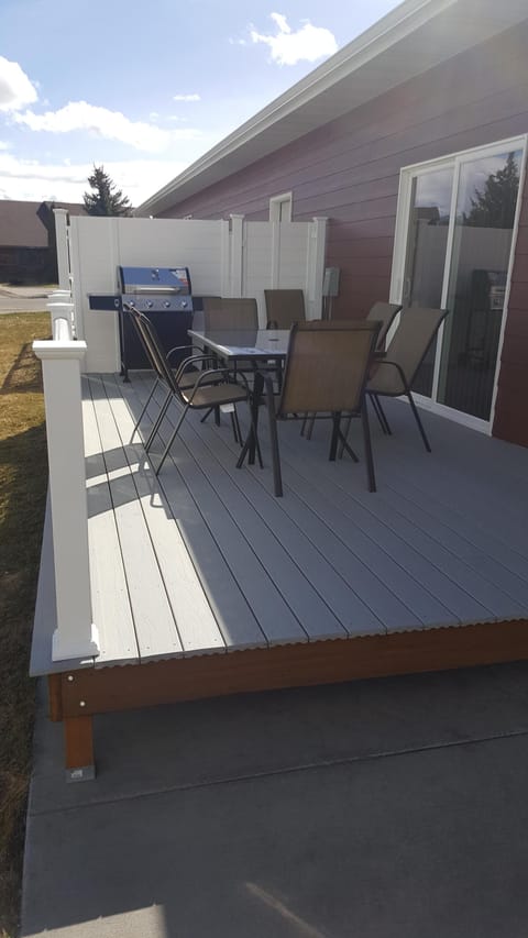 deck with table andbarbecuer