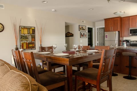 Enjoy a great meal together! Seating for 6 at the table + 4 counter bar stools.