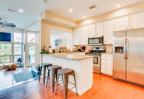 Stainless steel appliances, granite countertops, filtered water & ice kitchen