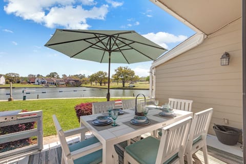 Welcome to HipNautic on Lake Conroe! Enjoy your meals on the deck overlooking the lake.
