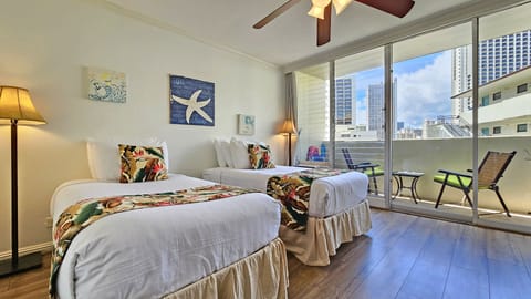 2 TWIN BEDS -OR- 1KING BED