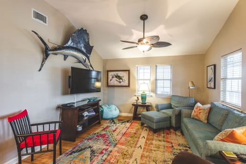 Bright beach decor for the family to gather in the evenings