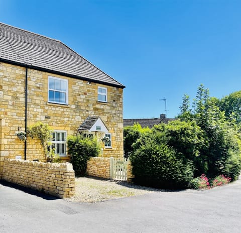 Welcome to Jacinabox - private driveway parking, quiet courtyard setting