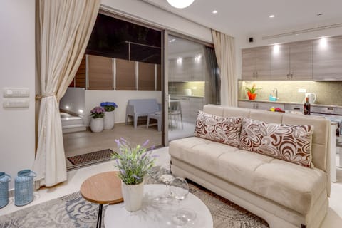 Suite (Joseph) | Private kitchen | Full-size fridge, microwave, oven, stovetop