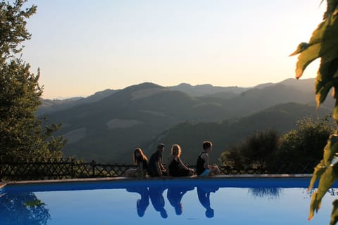 Ospiti che si godono il panorama al tramonto