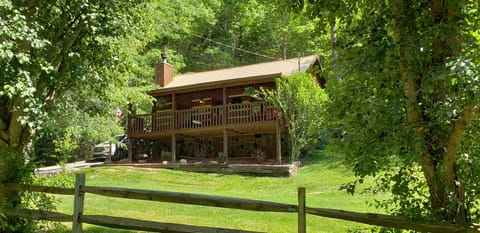 Come to our charming honeymoon cabin where you can completely unwind.