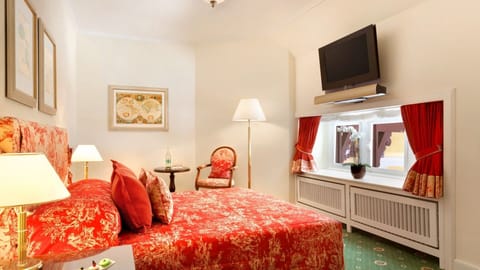 Classic Room, 1 Queen Bed, Garden View | Premium bedding, minibar, in-room safe, individually decorated