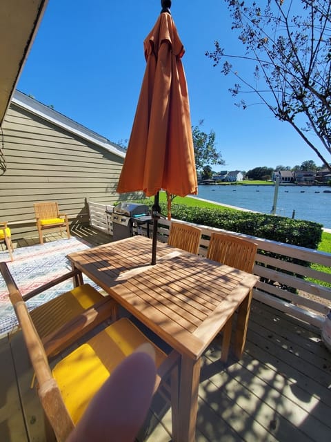 Enjoy coffee lunch dinner or drinks on the lake.
