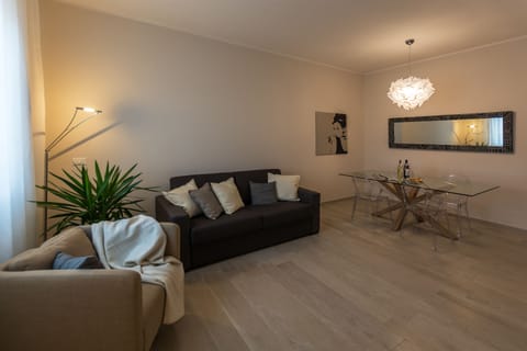 The sunny living room, overview