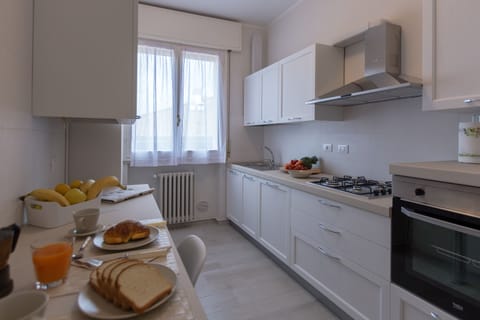 The fully equipped kitchen