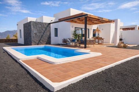 Relax in the heated private pool of this modern villa in Playa Blanca, perfect for a peaceful getaway.