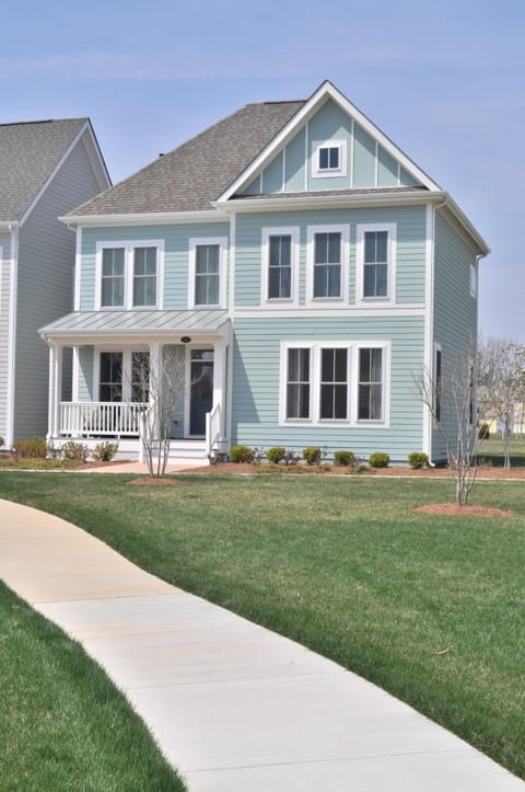 Beautiful new coastal themed single family home with lots of wonderful features!