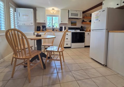 Kitchen/dining table