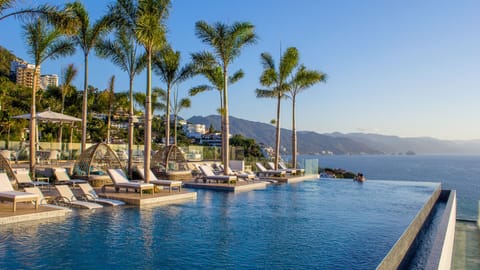 Grand Rooftop Infinity Pool with Breathtaking views of all of Vallarta 