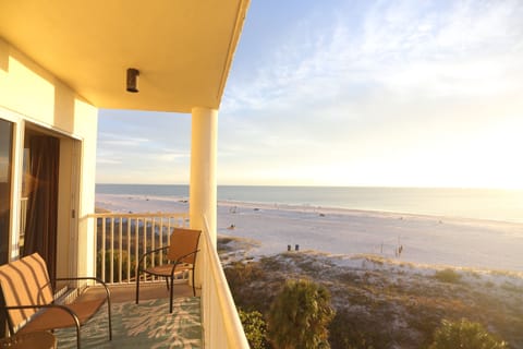 Beach/Gulf/Waterfront corner unit (507West) Private Balcony, Renovated Dec 2022
