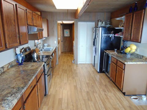 Full Kitchen / Laundry den