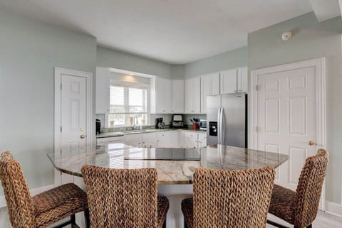 Sun - Seating for 4 at the island