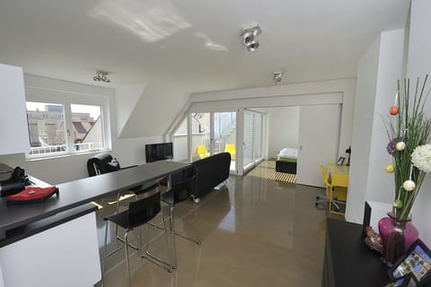 living room / kitchen with bar-style dining table