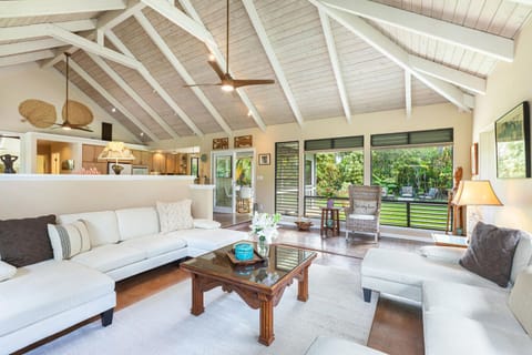 Spacious living room with seating for 10 