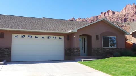 Front of Condo (3446)