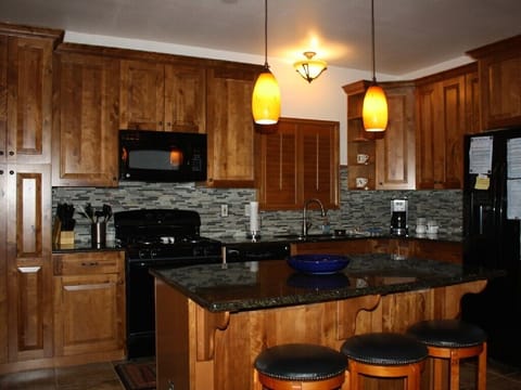 Kitchen with Breakfast bar