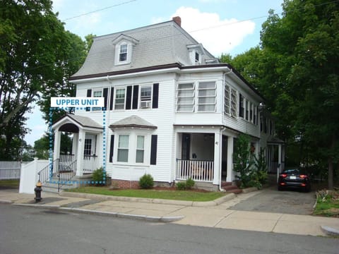 Large 4 Bedroom, 2 bath condo in historic house that sleeps 12. 