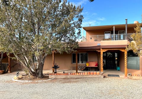 Stairway to Cuarto de Mendoza is to far left under portal. 