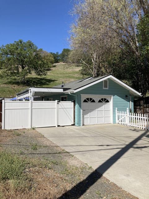 Drive way fits at least 3 cars