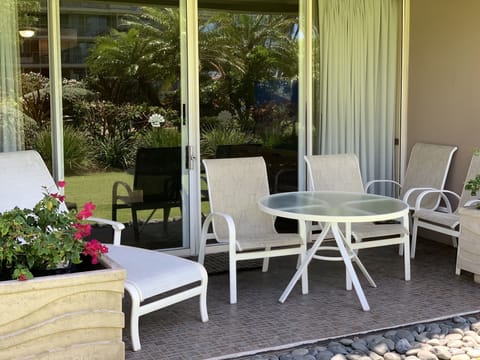 Eating area on lanai. 