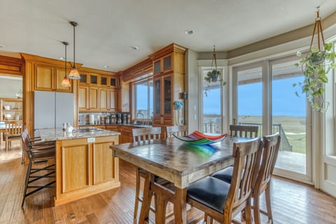 The kitchen area has a breakfast nook with seating for 6