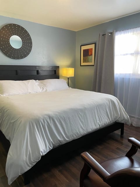 Primary Bedroom/King Bed