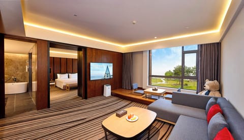 Executive Suite, Lake View | Premium bedding, minibar (free items), in-room safe, desk