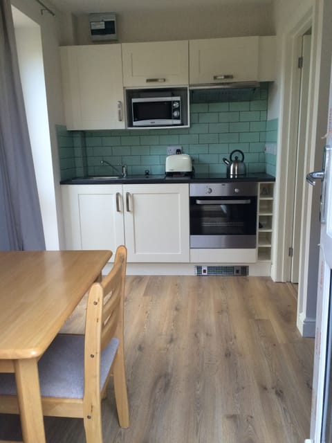 Kitchen/dining area, equipped with full size cooker, hob, fridge and microwave