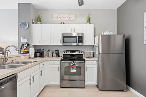 Baking sheet,Blender Children’s dinnerware Coffee makerCooking basics Dishes and silverware Dishwasherr,FreezerHigh chairHot water kettleMicrowaveOvenRefrigeratorStoveToasterWine glassesCleaning productsCribDrying rack for clothingEssentials