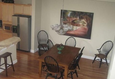 Dining Area seats up to 10