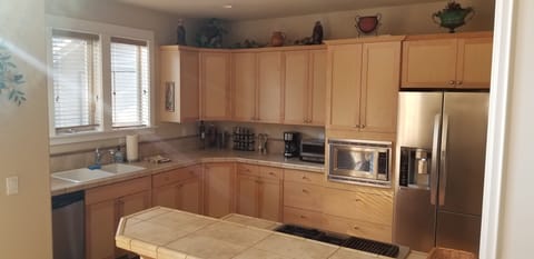 Fully stocked kitchen!