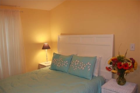 Upstairs bedroom Queen