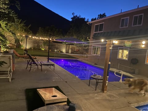 Pure resort fun!
50” smart TV, bluetooth sound system fire pit, putting green